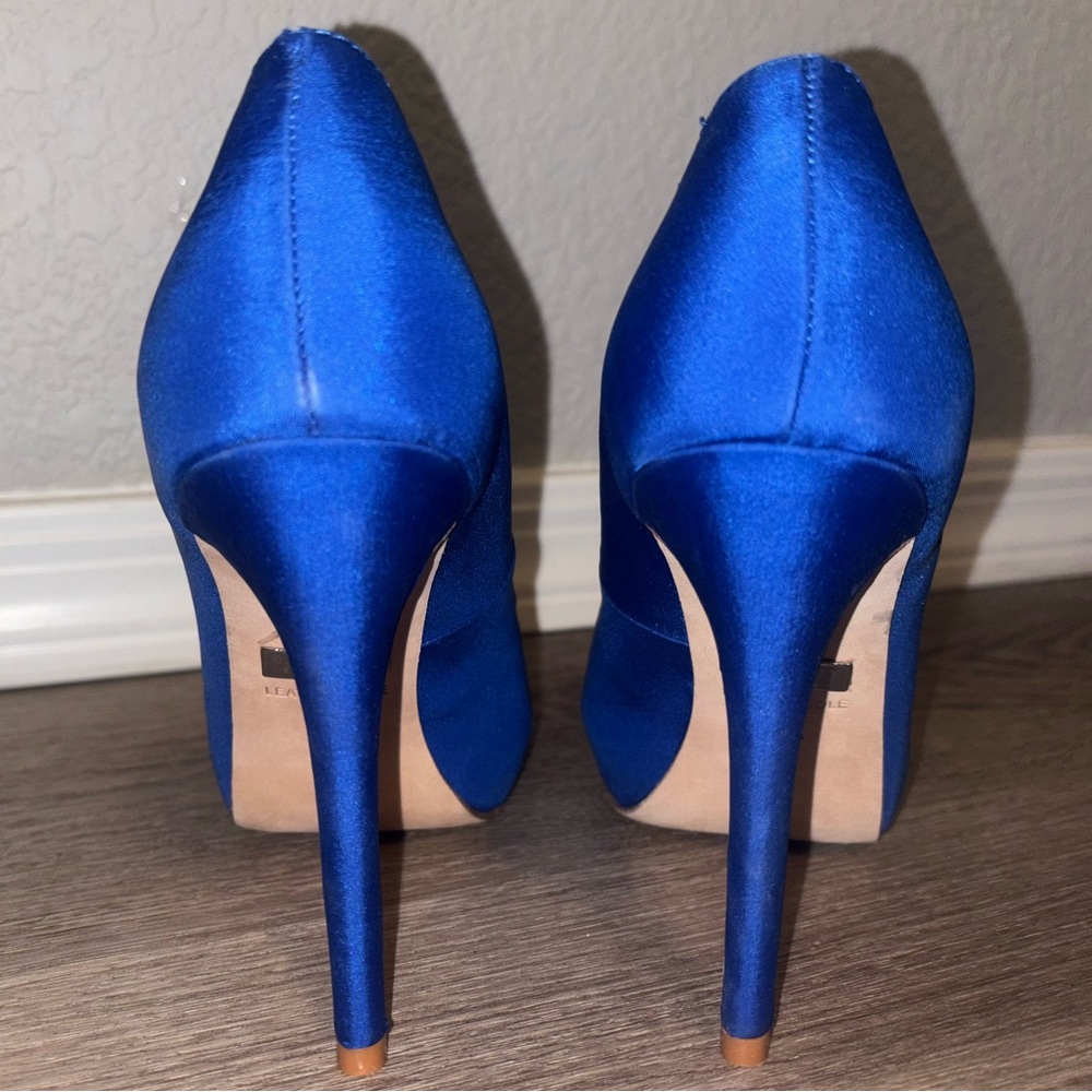 Badgley Mischka “Goodie” size 6 sapphire blue satin peep-toe pump NIB - Picture 5 of 6